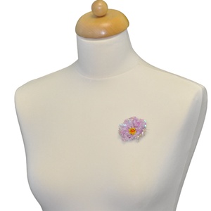 brosa bujor  roz 3D cristal handmade brosa floare accesorii femei, bijuterii cadou accesorii sacou bijuterii handmade, Bijuterii, Brosa, insigne, Insigne, Giuvaergiu, Impletituri, broderie cu margele, ARTYNOS