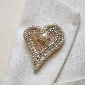 brosa inima roz 3D perla cultura, brosa handmade, accesorii femei, bijuterii cadou accesorii sacou bijuterii handmade, Bijuterii, Brosa, insigne, Insigne, Giuvaergiu, Impletituri, broderie cu margele, ARTYNOS