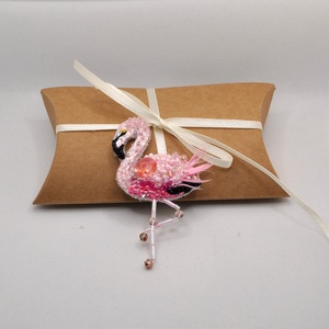 brosa flamingo roz 3D cristale handmade  accesorii femei, bijuterii cadou accesorii sacou bijuterii handmade, Bijuterii, Broșă, insigne, Insigne, Giuvaergiu, Împletituri, broderie cu mărgele, ARTYNOS