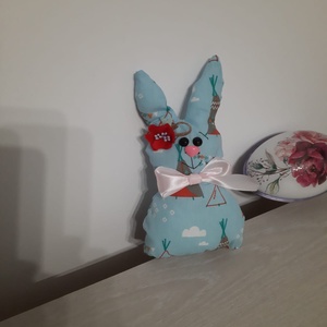 Iepuras albastru cu floare rosie, Casă & Stil de viață, Echipament pentru camera copiilor, Decorațiuni pentru camera copilului, Cusătură, ARTYNOS