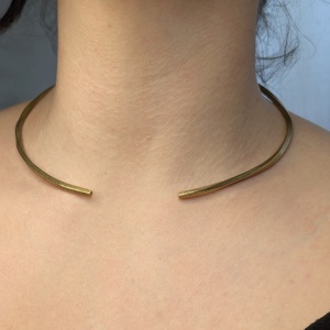 Colier Din Alama Texturata 'Timeline' , Bijuterii, Coliere, Coliere fara pandative, , Cu un design ce trece dincolo de tendinte, colierul Timeline imbina estetica raw cu eleganta simpla..., ARTYNOS