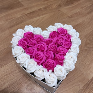 Aranjament floral cu 37 trandafiri de sapun parfumati, nuante de alb si roz, Casa & Stil de viata, Accesorii pentru decorat casa, Suport de flori, Cutii flori, Aranjament de flori, ARTYNOS