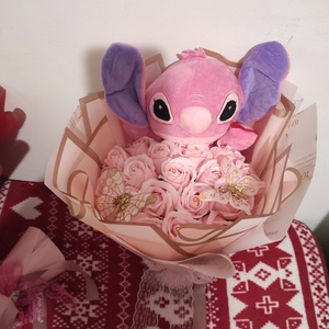 Buchet cu trandafiri de sapun roz parfumati si Stitch  - Artynos.ro