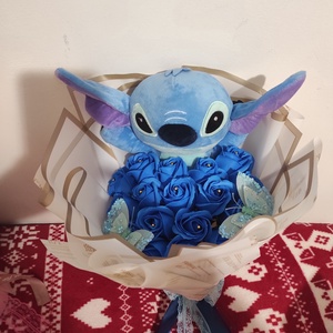 Buchet cu trandafiri de săpun albastru parfumați și Stitch  - Artynos.ro