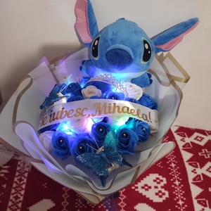 Buchet cu trandafiri de săpun parfumați și Stitch cu coronița și banda text, Casă & Stil de viață, Accesorii pentru decorat casa, Suport de flori, Buchete de flori, Altele, Aranjament de flori, ARTYNOS