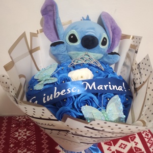 Buchet cu trandafiri de sapun parfumati  cu Stitch, coronita si banda text - Artynos.ro