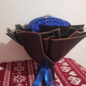 Buchet cu 101 trandafiri de sapun parfumati cu coronita si banda text  - Artynos.ro