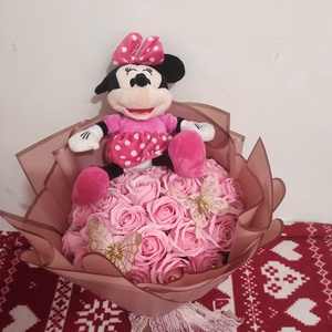 Buchet cu trandafiri de sapun parfumati si Minnie roz - Artynos.ro