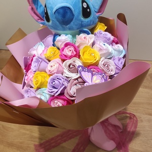 Buchet cu 51 trandafiri de sapun parfumati si Stitch  - Artynos.ro