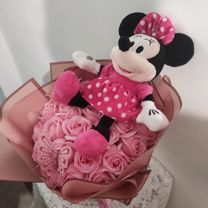 Buchet cu 25 trandafiri de sapun parfumati si Minnie/Mickey mouse  - Artynos.ro