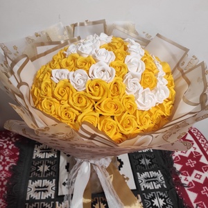 Buchet cu 101 trandafiri de sapun parfumari cu cifra 30 - Artynos.ro