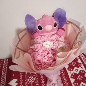 Buchet cu trandafiri de sapun parfumati si Stitch  - Artynos.ro