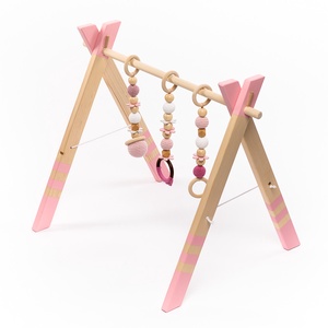  Baby gym - roz - Centru de activitate din lemn pentru bebeluși , Jucării și echipamente pentru copii, Jocuri de mișcare, Croșetat, Obiecte pictate, ARTYNOS
