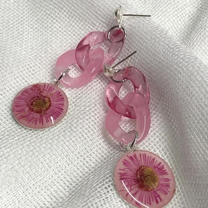 Cercei handmade unicat cu flori naturale si rasina - Artynos.ro