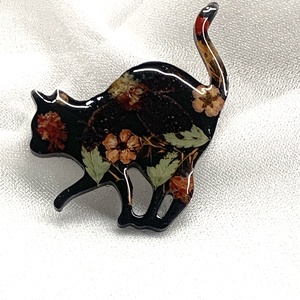 Brosa handmade unicat - din rasina 00587, , Confectionarea bijuteriilor, Brosa hnadmade unicat -din rasina si diverse flori naturale .Brosele au sistem de prindere din meta..., ARTYNOS