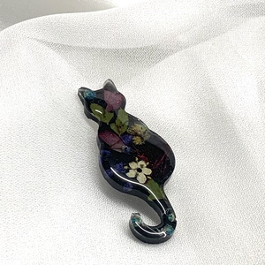 Brosa handmade unicat - din rasina 00590, Bijuterii, Brosa, insigne, Insigne, Confectionarea bijuteriilor, Brosa hnadmade unicat -din rasina si diverse flori naturale .Brosele au sistem de prindere din meta..., ARTYNOS