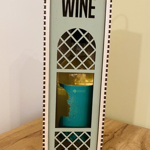 Cutie pentru sticlă de vin, Casă & Stil de viață, Accesorii pentru decorat casa, Decorațiuni de masă și decorațiuni pentru rafturi , Cutii decor, cutii de suveniruri, Prelucrarea lemnului, Căutați un cadou elegant pentru iubitorii de vin? 

Vă prezentăm cutiile noastre din lemn personali..., ARTYNOS