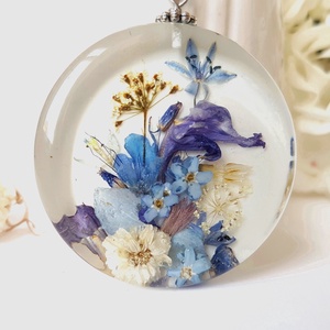 Colier handmade, Pandantiv din rasina buchet flori naturale, Pandantiv terarium, cadou femei, pandantiv albastru, Bijuterii, Coliere, Pandativ, Confectionarea bijuteriilor, Aranjament de flori, Acest pandantiv este realizat din rasina si flori naturale albastre si albe. Pandantivul este in to..., ARTYNOS