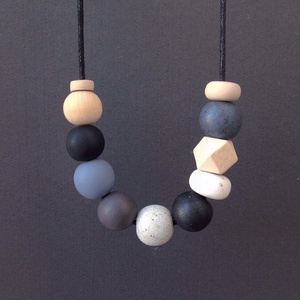 Colier margele albe, gri si negre, colier statement, colier geometric, Bijuterii, Coliere, Coliere statement, Confectionarea bijuteriilor, Colier din  margele de fimo albe, gri si negre realizate de mine si din margele de lemn. Sunt insir..., ARTYNOS
