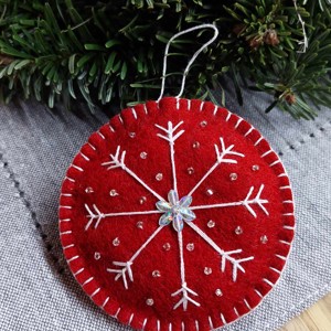 Ornament roșu brodat din pâslă pentru bradul de Crăciun (cu mărgele și paiete) - Artynos.ro