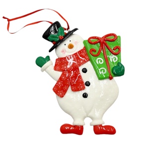 Ornament/ figurina Craciun, om de zapada cu cadou   - Artynos.ro
