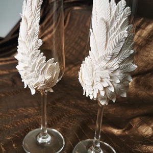 Pahare de șampanie cu aripi de inger modelate din lut polimeric  pentru nuntă, botez sau momente speciale, Accesorii nunta, Amintiri si cadouri de nunta, Cadou nunta, Pahar de nunta, set de sticla, Plastilina, Sculptura, ARTYNOS
