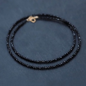 Colier minimalist din turmalina neagra fatetata si aur filat de 14k - Artynos.ro