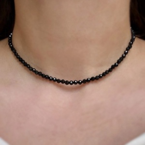 Colier minimalist la baza gatului din turmalina neagra fatetata, Bijuterii, Coliere, Coliere cu margele, Altele, - Colier minimalist la baza gatului din turmalina neagra fatetata de 3-3.5 mm.
- sistem inchidere a..., ARTYNOS