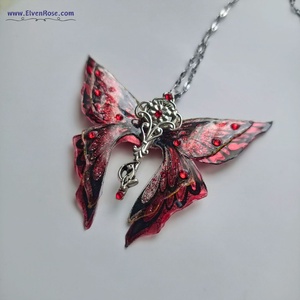 Pandantivul Red Magic Butterfly - Artynos.ro