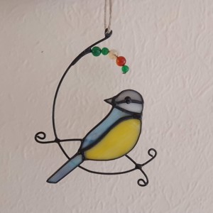 BLUE CINEGE pe o ramura de copac TIFFANY Suncatcher / fereastra decor pentru iubitorii de natura, Casa & Stil de viata, Accesorii pentru decorat casa, Decoratiuni de geam si decoratiuni de usa , Decor ferestre si autocolant pentru geam, Arta de sticla, ARTYNOS