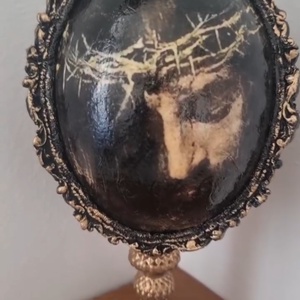 Icoana realizata pe ou de strut, Casă & Stil de viață, Accesorii pentru decorat casa, Decorațiuni de masă și decorațiuni pentru rafturi , Decorațiuni de masă, , ARTYNOS