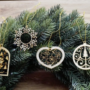 Set 12 ornamente pentru pomul de Crăciun (4 ornamente din lemn natural) - Artynos.ro