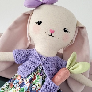 Iepuraș cu săculeț și morcov mov/floricele, Jucării și echipamente pentru copii, Cadouri baby shower, Păpuși și fabricare de marionete, Cusătură, ARTYNOS