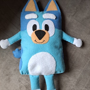 Bluey jucarie sau decoratiune, Jucării și echipamente pentru copii, Plușuri, Câine de pluș, Cusătură, Bluey cusut integral manual, din fetru, iar în interior umplut cu puf hipoalergenic.
Are lungimea t..., ARTYNOS
