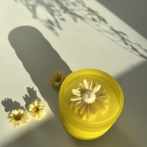 Lumânare din ceară de soia în recipient galben cu aromă inspirată după parfumul One Million, Casă & Stil de viață, Lumânări, parfumuri, arome, Lumânare - lumânări artizanale, Lumânare și fabricarea lumânărilor, ARTYNOS