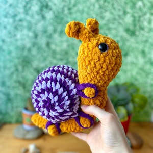 Jucarie crosetata amigurumi melc cu ghiozdanel 32 cm handmade, Jucării și echipamente pentru copii, Plușuri, Păpușă croșetată, păpușă de pluș, Croșetat, ARTYNOS