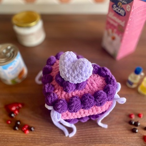 Jucarie crosetata amigurumi tort inima 17x15x10 cm , Jucării și echipamente pentru copii, Plușuri, Păpușă croșetată, păpușă de pluș, Croșetat, ARTYNOS