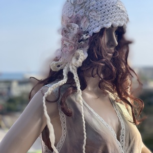 Caciula crosetata de toamna iarna  cu broderii si aplicatii florale Autumn Love, Îmbrăcăminte și modă, Eșarfe, pălării, fularuri, Căciulă, Broderie, Croșetat, ARTYNOS