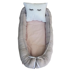 Baby Nest Urias Cu Pernuta Decorativa, Roz Pal-Gri - Artynos.ro