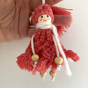 Papusica cu rochita si caciulita, Accesorii de Craciun, Decoratiuni de Craciun de casa, Decoratiuni pentru pomul de Craciun, Impletitura, Innoda, ARTYNOS
