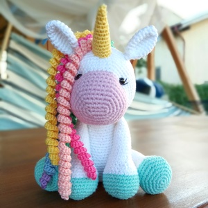 Jucarie crosetata unicorn Luna cu coama spiralata - Artynos.ro