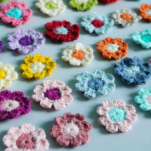 12 variante - Flori crosetate din fir 100% bumbac pentru aplicat pe textile sau inclus in proiecte personale. - Artynos.ro