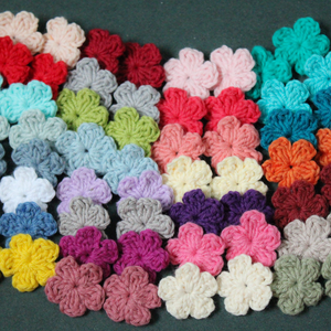 7 variante, set 3 - Flori crosetate din fir 100% bumbac pentru aplicat pe textile sau inclus in proiecte personale. - Artynos.ro