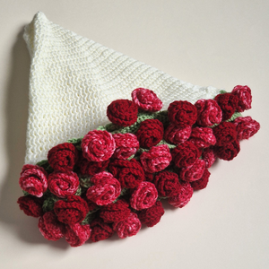 Patura crosetata buchet de trandafiri din fir acrilic hipoalergenic si anti-scamosare, Casă & Stil de viață, Textile de casă, Pături, Împletitură, ARTYNOS