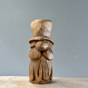 Gnom sculptat manual din lemn de tei  decor rustic și natural - Artynos.ro