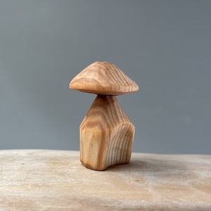 Ciupercuță căsuță sculptată manual din lemn de tei  decor rustic și natural, Arte vizuale și accesorii , Sculptură, Statuie lemn, Sculptură, Prelucrarea lemnului, ARTYNOS