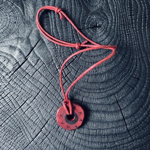Colier din lemn Rosu - simbolul soarelui / Amulet of Red Carpathian / Colier Soare - Artynos.ro