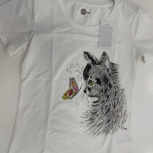 Tricou pictat manual pisică cu fluture  - Artynos.ro