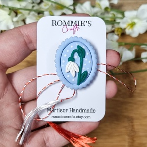 Mărțișor Handmade Ghiocei din Lut Polimeric  Broșă Ovală cu Ac și Șnur Tradițional Alb-Roșu, Bijuterii, Mărțișor, Lucrare cu argilă, ARTYNOS