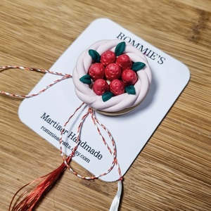 Martisor Handmade Tort cu Capsuni din Lut Polimeric  Brosa cu Ac si Snur Traditional Alb-Rosu, Bijuterii, Mărțișor, Lucrare cu argilă, ARTYNOS